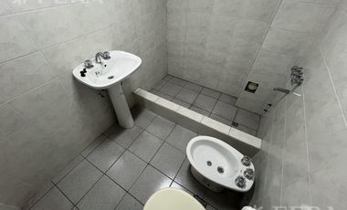 Venta galpón con oficina y baño en Wilde