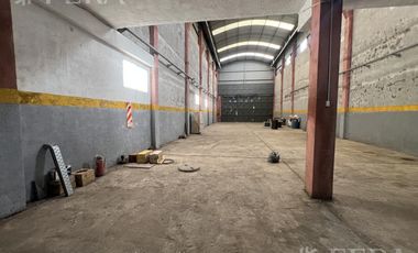 Venta galpón con oficina y baño en Wilde