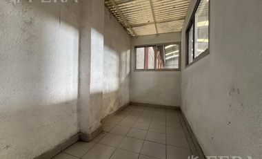 Venta galpón con oficina y baño en Wilde