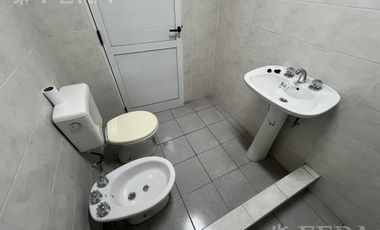 Venta galpón con oficina y baño en Wilde