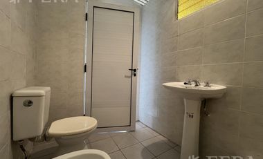 Venta galpón con oficina y baño en Wilde