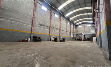 Venta galpón con oficina y baño en Wilde