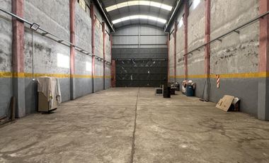 Venta galpón con oficina y baño en Wilde