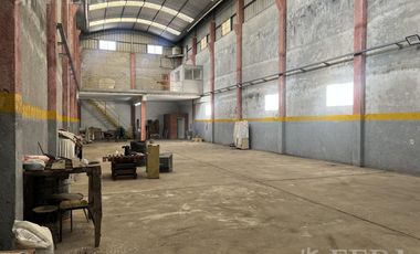 Venta galpón con oficina y baño en Wilde