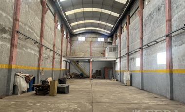 Venta galpón con oficina y baño en Wilde