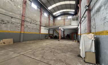 Venta galpón con oficina y baño en Wilde