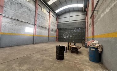 Venta galpón con oficina y baño en Wilde