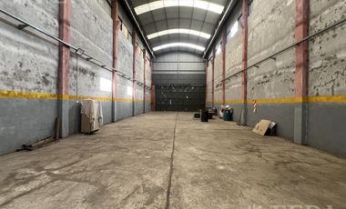 Venta galpón con oficina y baño en Wilde