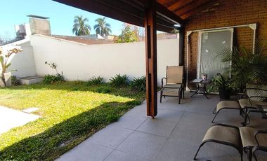 Casa sobre Avenida Parque