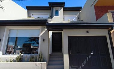 Casa sobre Avenida Parque