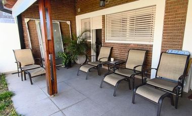 Casa sobre Avenida Parque