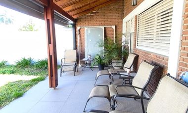 Casa sobre Avenida Parque