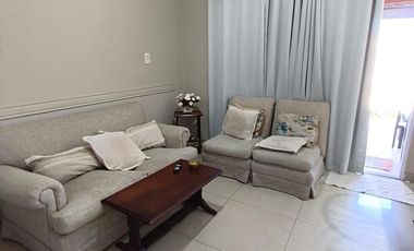 Casa sobre Avenida Parque