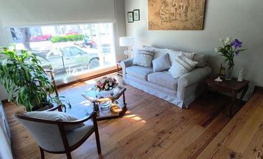 Casa sobre Avenida Parque