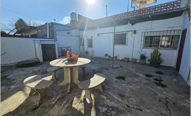 Casa en venta de 2 dormitorios en Granadero Baigorria, garaje, patio y quincho