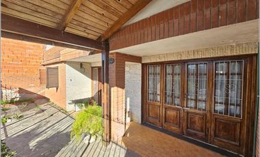Casa en venta de 2 dormitorios en Granadero Baigorria, garaje, patio y quincho