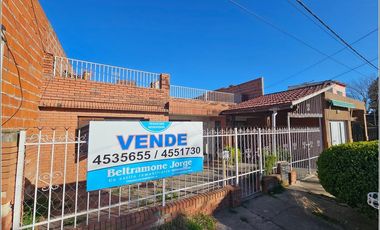 Casa en venta de 2 dormitorios en Granadero Baigorria, garaje, patio y quincho