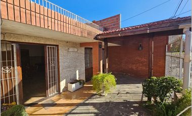 Casa en venta de 2 dormitorios en Granadero Baigorria, garaje, patio y quincho
