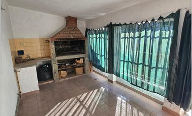 Casa en venta de 2 dormitorios en Granadero Baigorria, garaje, patio y quincho