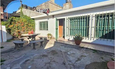 Casa en venta de 2 dormitorios en Granadero Baigorria, garaje, patio y quincho