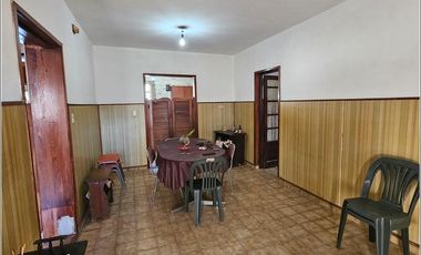 Casa en venta de 2 dormitorios en Granadero Baigorria, garaje, patio y quincho