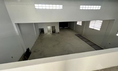 Excelente depósito de losa con local u oficina sobre la Avda reciclado a nuevo!!!