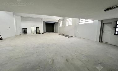 Excelente depósito de losa con local u oficina sobre la Avda reciclado a nuevo!!!