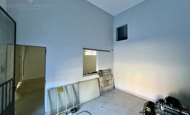 Excelente depósito de losa con local u oficina sobre la Avda reciclado a nuevo!!!