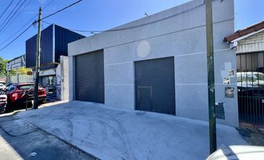 Excelente depósito de losa con local u oficina sobre la Avda reciclado a nuevo!!!