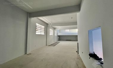 Excelente depósito de losa con local u oficina sobre la Avda reciclado a nuevo!!!