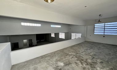 Excelente depósito de losa con local u oficina sobre la Avda reciclado a nuevo!!!