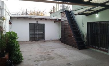 CASA 3 AMBIENTES ALQUILER EN Oliden 2889 (LANUS)
