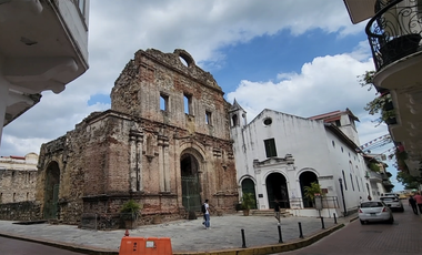 SE VENDE TERRENO EN CASCO VIEJO FRENTE A VIA IDEAL PARA INVERSION