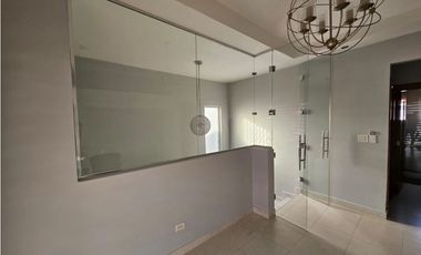 ALQUILER DE CASA  CON TERRAZA SEMI,AMOBLADA EN VERSALLES 230M2