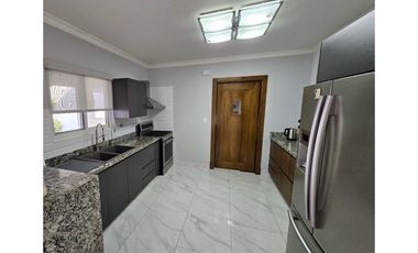 ALQUILER DE CASA  CON TERRAZA SEMI,AMOBLADA EN VERSALLES 230M2