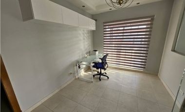 ALQUILER DE CASA  CON TERRAZA SEMI,AMOBLADA EN VERSALLES 230M2