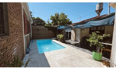 Venta Casa de 3 dormitorios, 2 cocheras y pileta