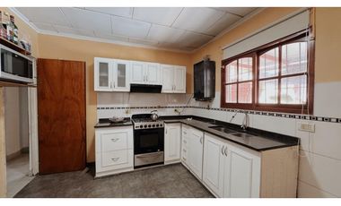 Venta Casa de 3 dormitorios, 2 cocheras y pileta