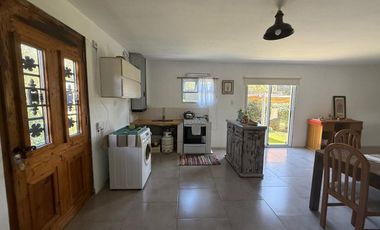 Casa 2 ambientes con parque en Los Acantiladdos