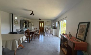 Casa 2 ambientes con parque en Los Acantiladdos