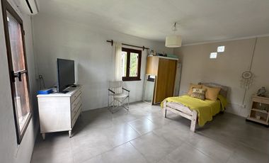 Casa 2 ambientes con parque en Los Acantiladdos