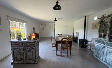 Casa 2 ambientes con parque en Los Acantiladdos