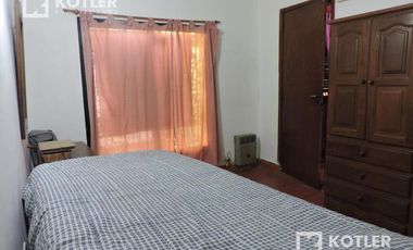 Casa en PH en buen estado  Temperley - 4 ambientes jardin y cochera