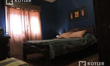 Casa en PH en buen estado  Temperley - 4 ambientes jardin y cochera