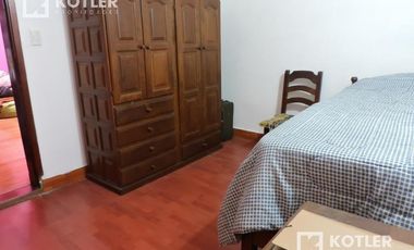 Casa en PH en buen estado  Temperley - 4 ambientes jardin y cochera