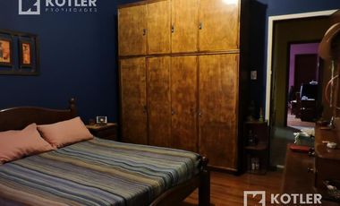 Casa en PH en buen estado  Temperley - 4 ambientes jardin y cochera