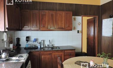 Casa en PH en buen estado  Temperley - 4 ambientes jardin y cochera