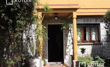 Casa en PH en buen estado  Temperley - 4 ambientes jardin y cochera