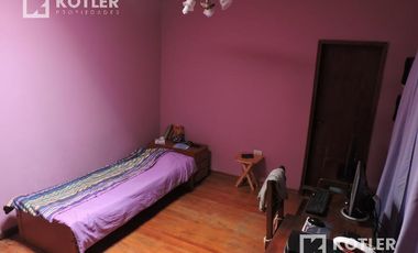 Casa en PH en buen estado  Temperley - 4 ambientes jardin y cochera