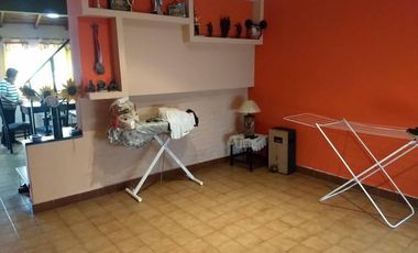 Excelente propiedad de dos plantas a la venta en Pontevedra a 100 mts de Av. Otero